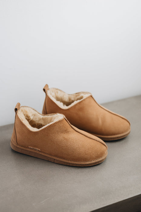 Tan coloured ankle-high men’s sheepskin slipper - Hetty profile view