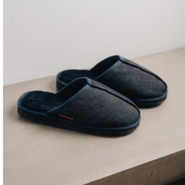 Mens Sheepskin Slippers Idris In brandy on the foot