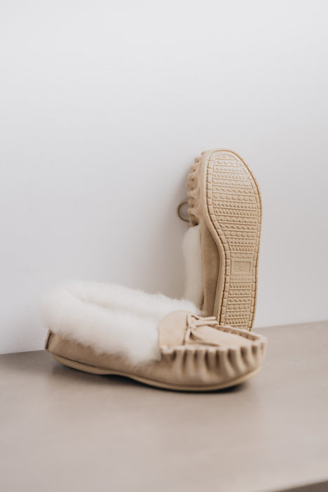 Wool moccasin for women with collar for warmth