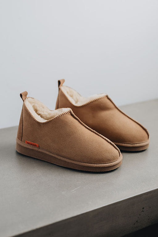 Tan coloured ankle-high men’s sheepskin slipper - Hetty profile view