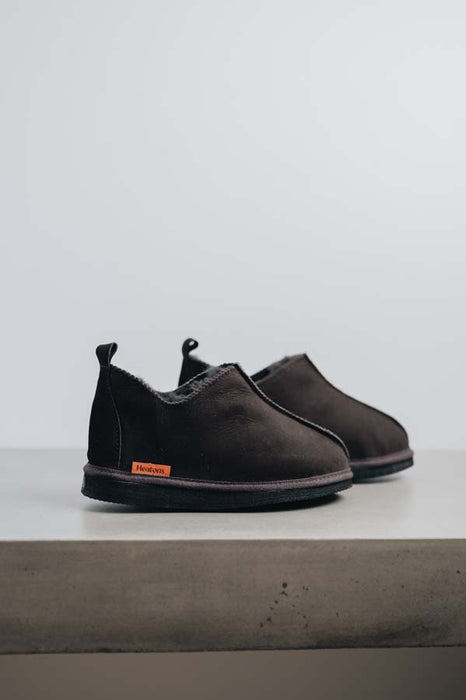 Dark brown coloured ankle-high men’s sheepskin slipper - Hetty profile view