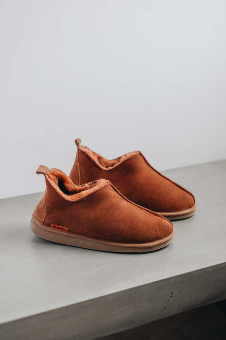 Rust coloured ankle-high men’s sheepskin slipper - Hetty profile view