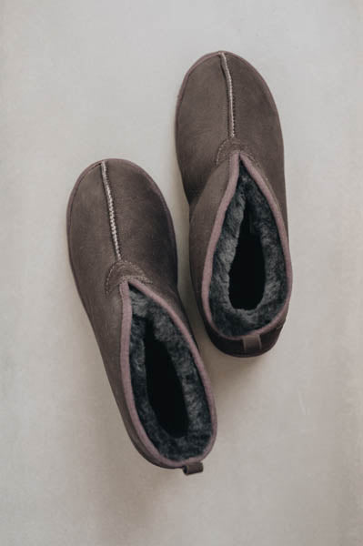 Birds eye view of Noah dark brown Sheepskin Slippers on Concrete Surface