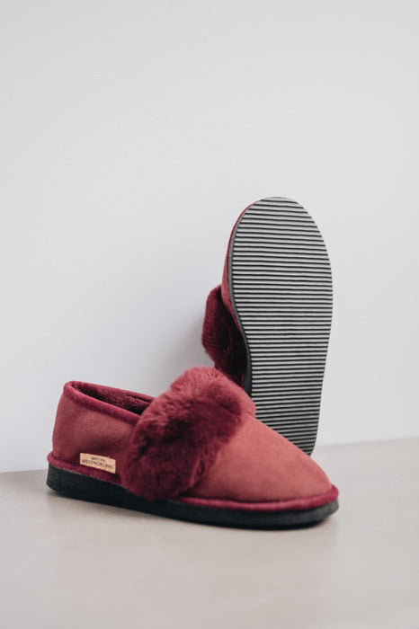Stylish shearling women’s slippers made with premium sheepskin light durable sole.