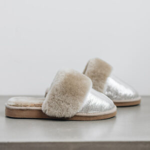 Made from double faced sheepskin this womens mule slipper is warm and comfy