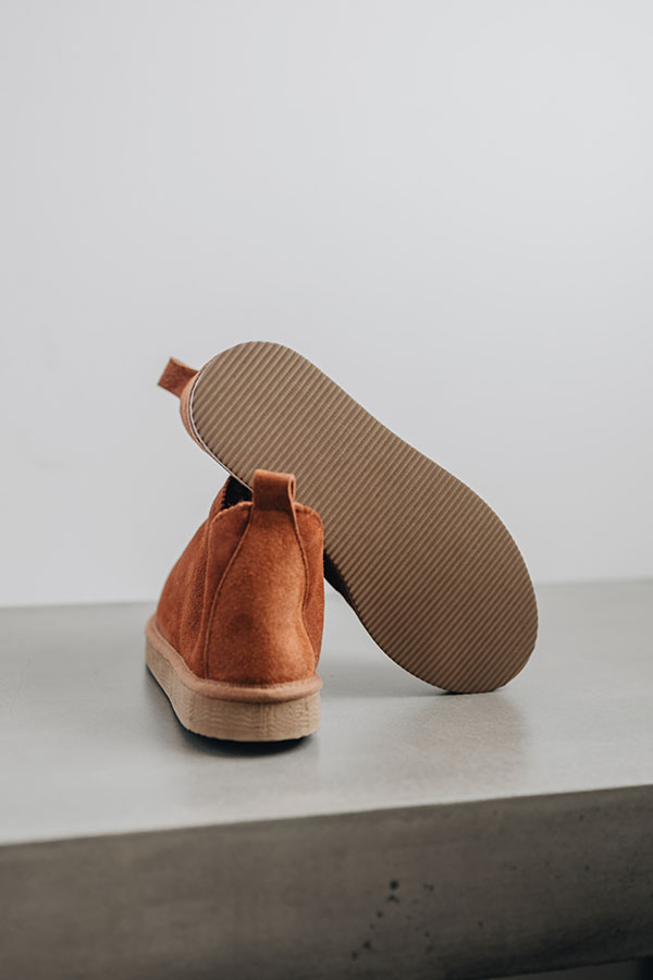 Durable sole on Henry men’s slipper in rust suede, designed for indoor and light outdoor use