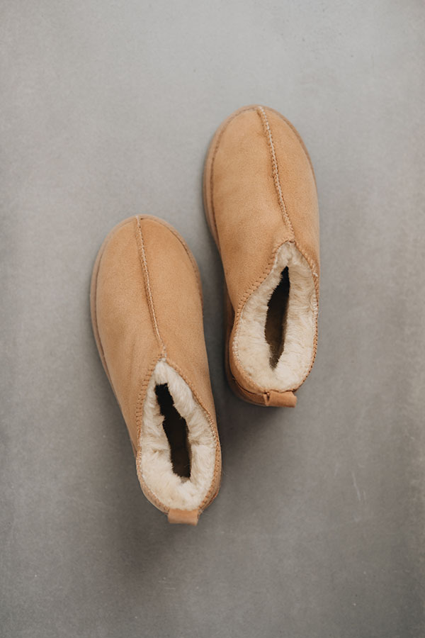 Top view of Henry men’s sheepskin slipper boots in tabac showing warm wool lining